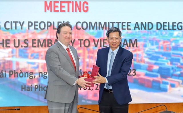 Phó Chủ tịch Thường trực Ủy ban nhân dân thành phố Hải Phòng Lê Anh Quân tiếp Đại sứ Marc E.Knapper