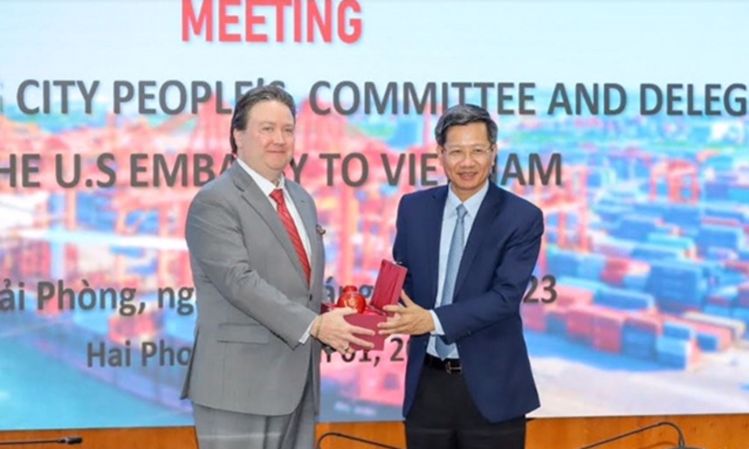 Phó Chủ tịch Thường trực Ủy ban nhân dân thành phố Hải Phòng Lê Anh Quân tiếp Đại sứ Marc E.Knapper