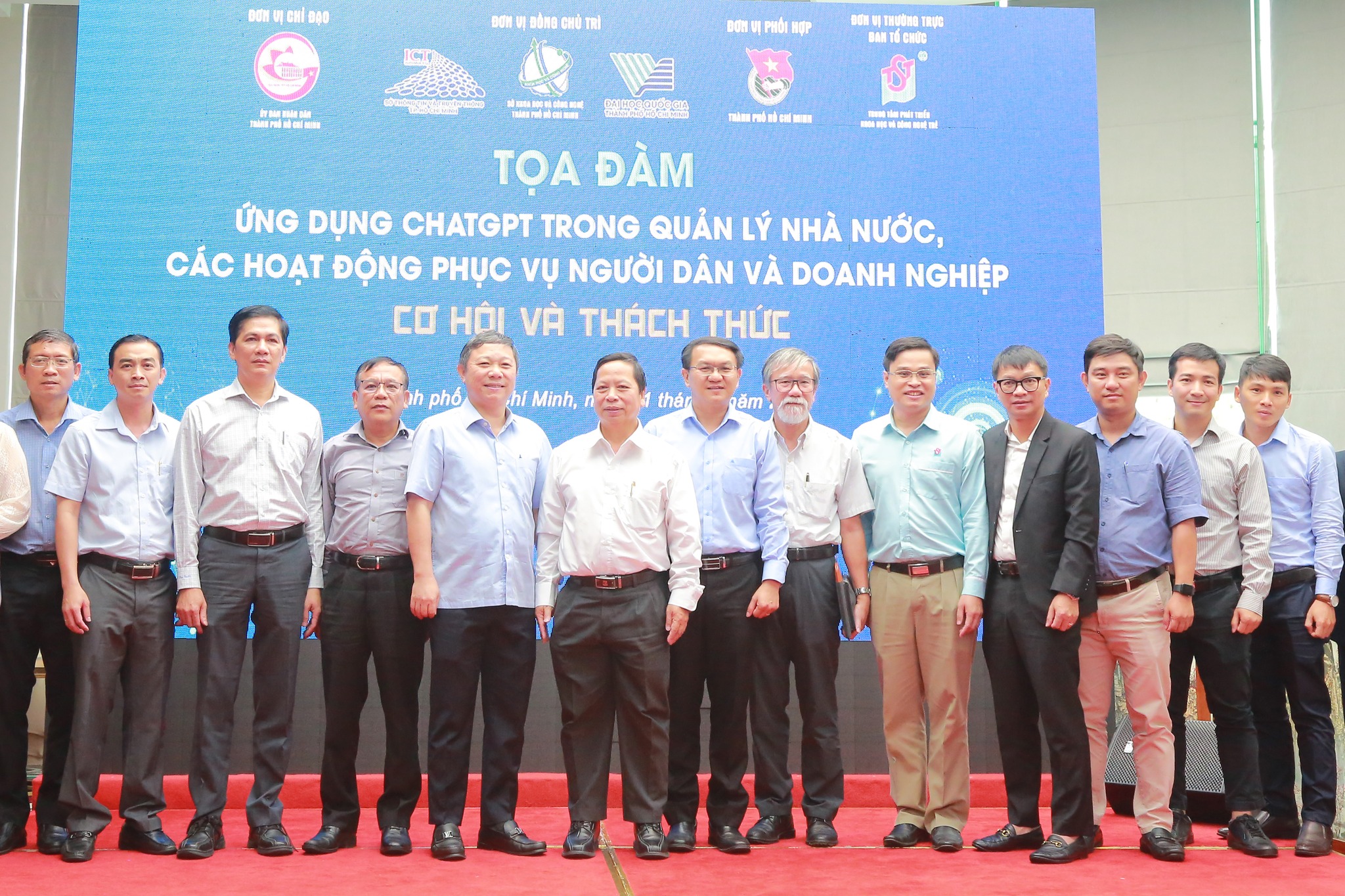 Lãnh đạo thành phố cùng các sở ban ngành và chuyên gia tại Tọa đàm ứng dụng ChatGPT trong quản lý nhà nước, phục vụ người dân và doanh nghiệp sáng 1/3.