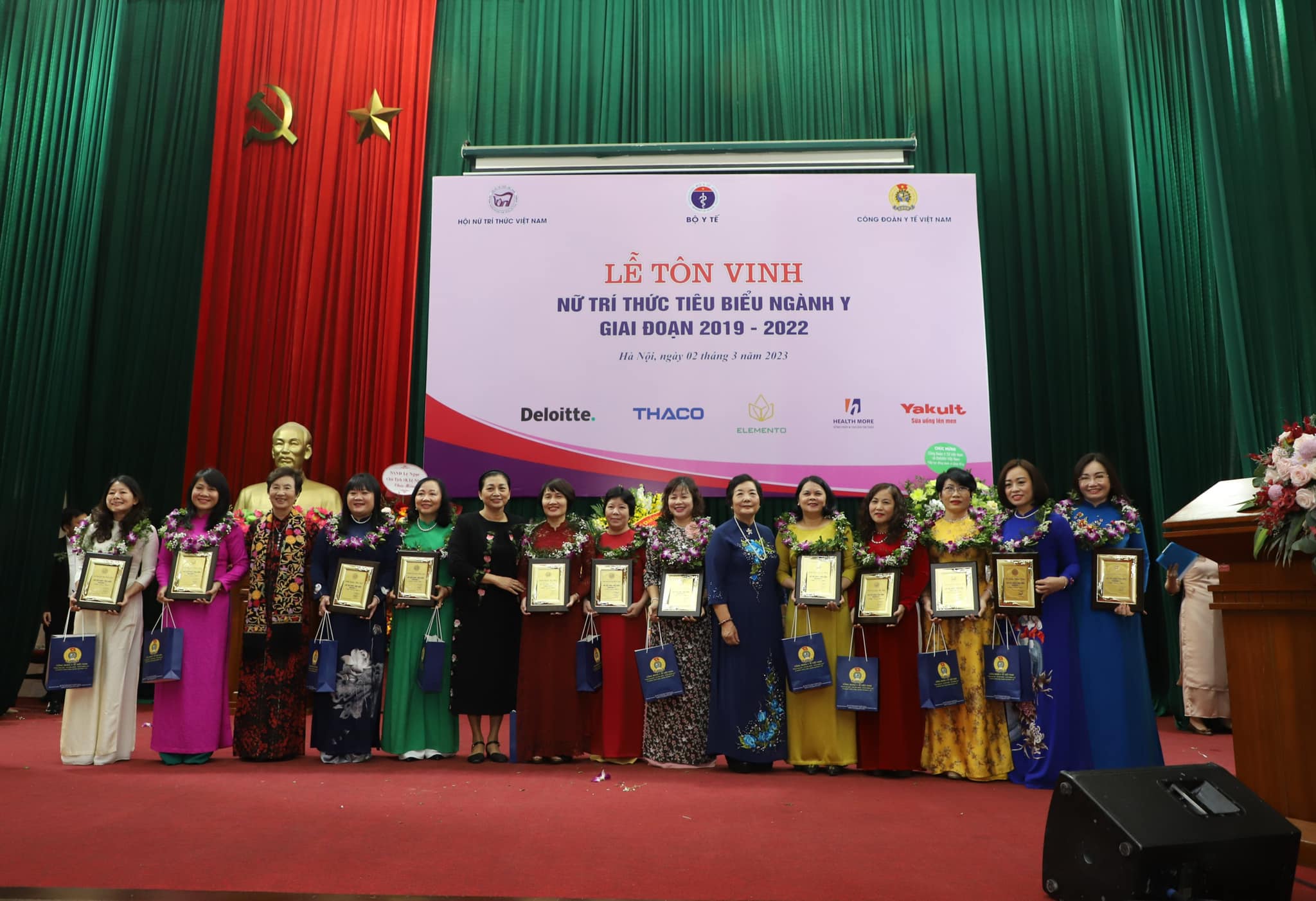 Các nữ tri thức ngành y được tôn vinh. Ảnh - Nguyễn Nhiên. 