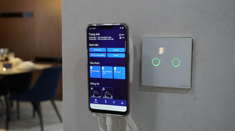 Hệ thống c&ocirc;ng tắc th&ocirc;ng minh được sử dụng c&ocirc;ng nghệ cảm ứng điện dung, đồng thời kết nối đồng bộ đến m&aacute;y chủ v&agrave; app điện thoại, gi&uacute;p điều khiển bật/tắt đ&egrave;n chỉ bằng 1 n&uacute;t chạm.