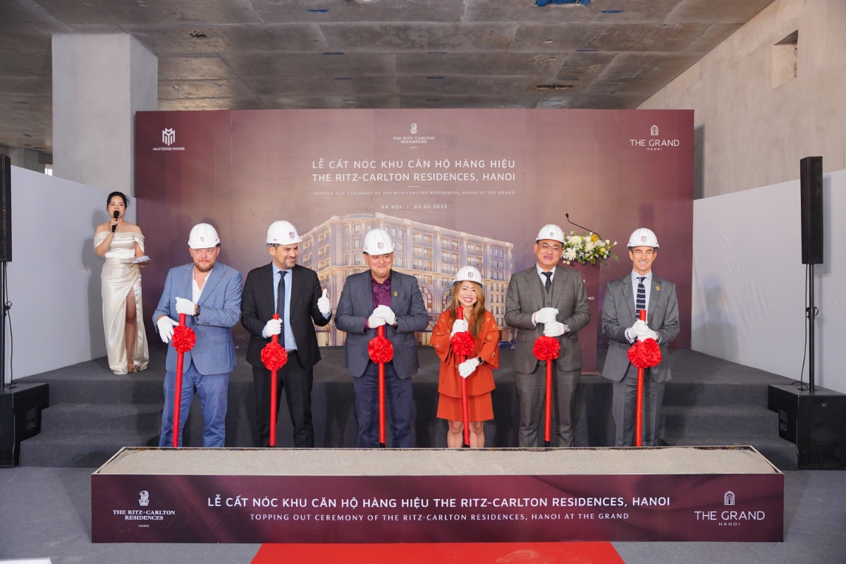 Từ trái sang phải: Ông Chris Aspinall – Giám đốc HBA Vietnam; Ông Marios Kyrikiades - CFO, Italian Fit-Out; ông Naved Agha, Phó Giám đốc Khối Phát triển dự án, Masterise Homes; bà Penny Trinh – Giám đốc cấp cao mảng dự án phức hợp, khu vực Châu Á Thái Bình Dương không bao gồm Trung Quốc, Marriott International; Ông Adrian Chen, Giám đốc Kinh doanh, Masterise Home, Ông Julian Wyatt, CEO cty Masterise Property Management. Ảnh: Masterise Homes.