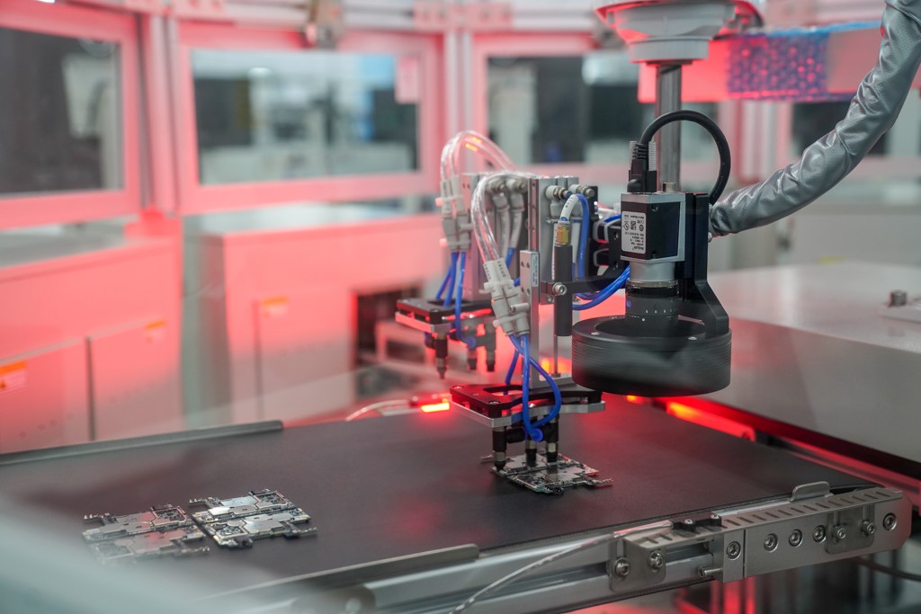 Một số nhóm hàng xuất khẩu giảm mạnh như: hàng dệt may, gỗ và sản phẩm gỗ. Với nhập khẩu, điện thoại các loại và linh kiện giảm hơn 60%.