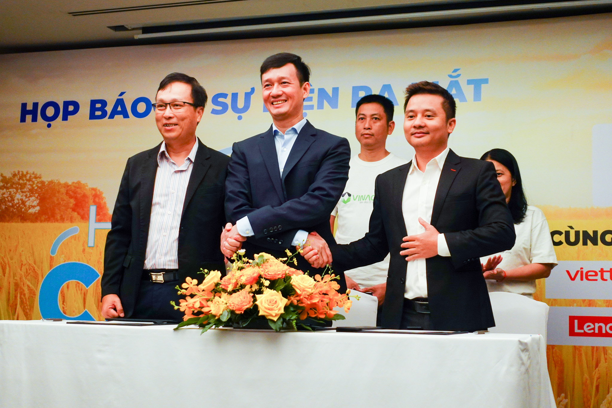 Các bên tham gia ký kết hợp tác ra mắt Hợp tác xã Cloud sáng 3/3.