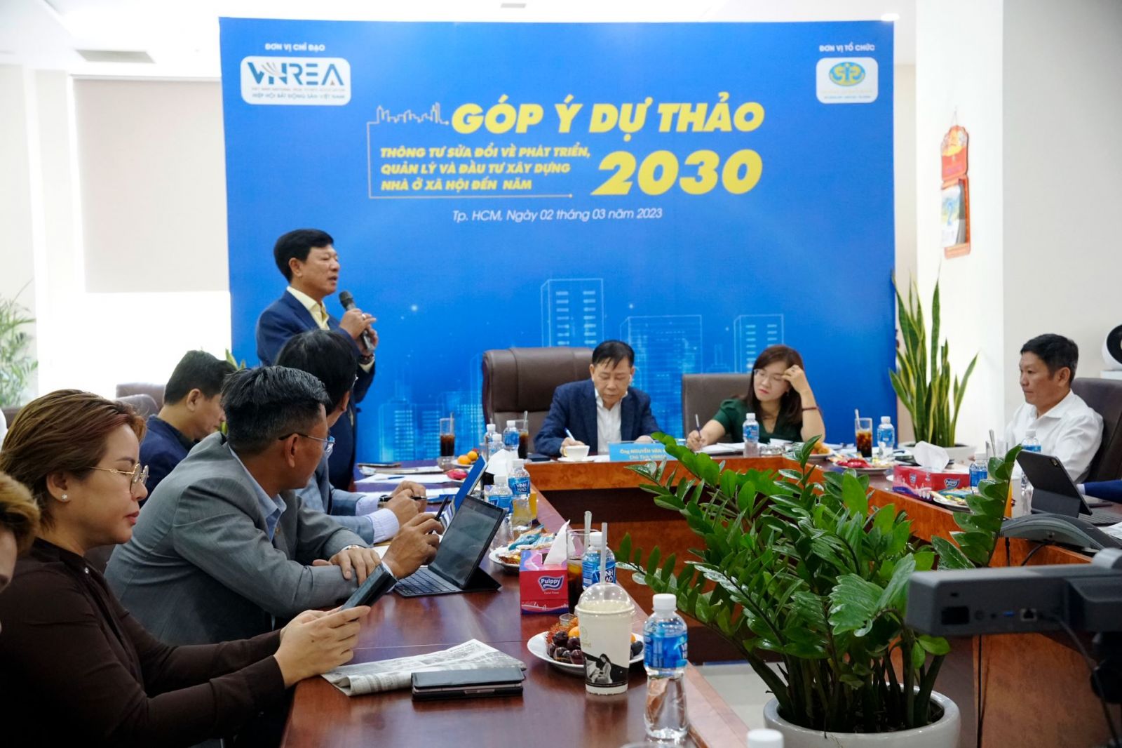 Ông Trương Anh Tuấn, Chủ tịch Công ty cổ phần Tư vấn - Thương mại - Dịch vụ Địa ốc Hoàng Quân, góp ý về những chính sách cho  phát triển các dự án nhà ở xã hội - Ảnh: PA.