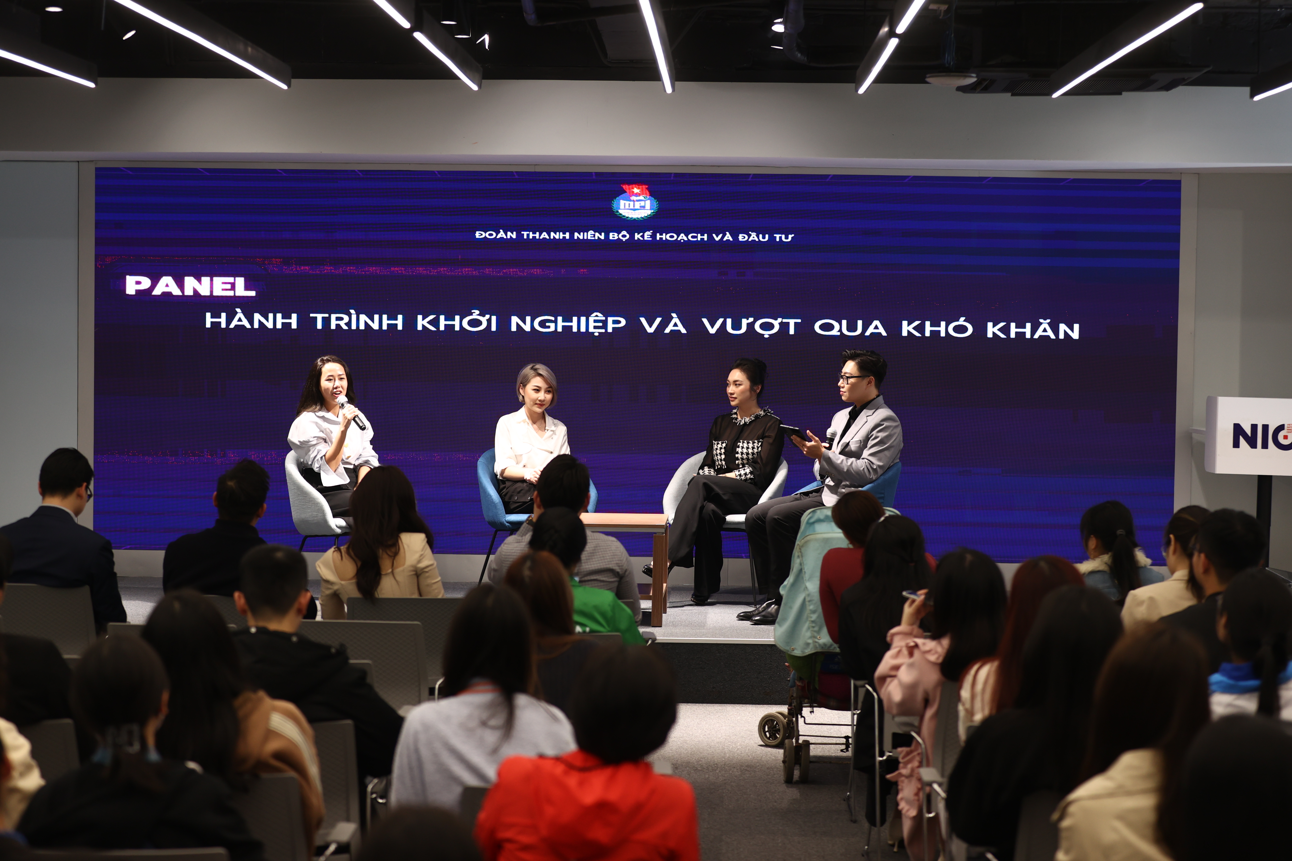 Đại diện các doanh nghiệp do nữ làm chủ chia sẻ kinh nghiệm khởi nghiệp với các bạn trẻ tại Diễn đàn.