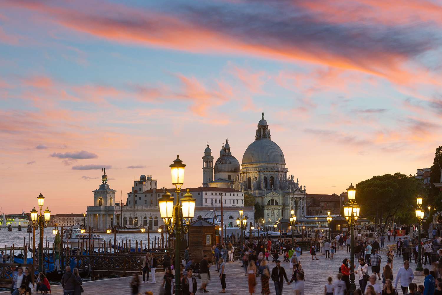 Bắt đầu từ mùa hè năm 2023, du khách sẽ trả phí du lịch khi đến thăm Venice.
