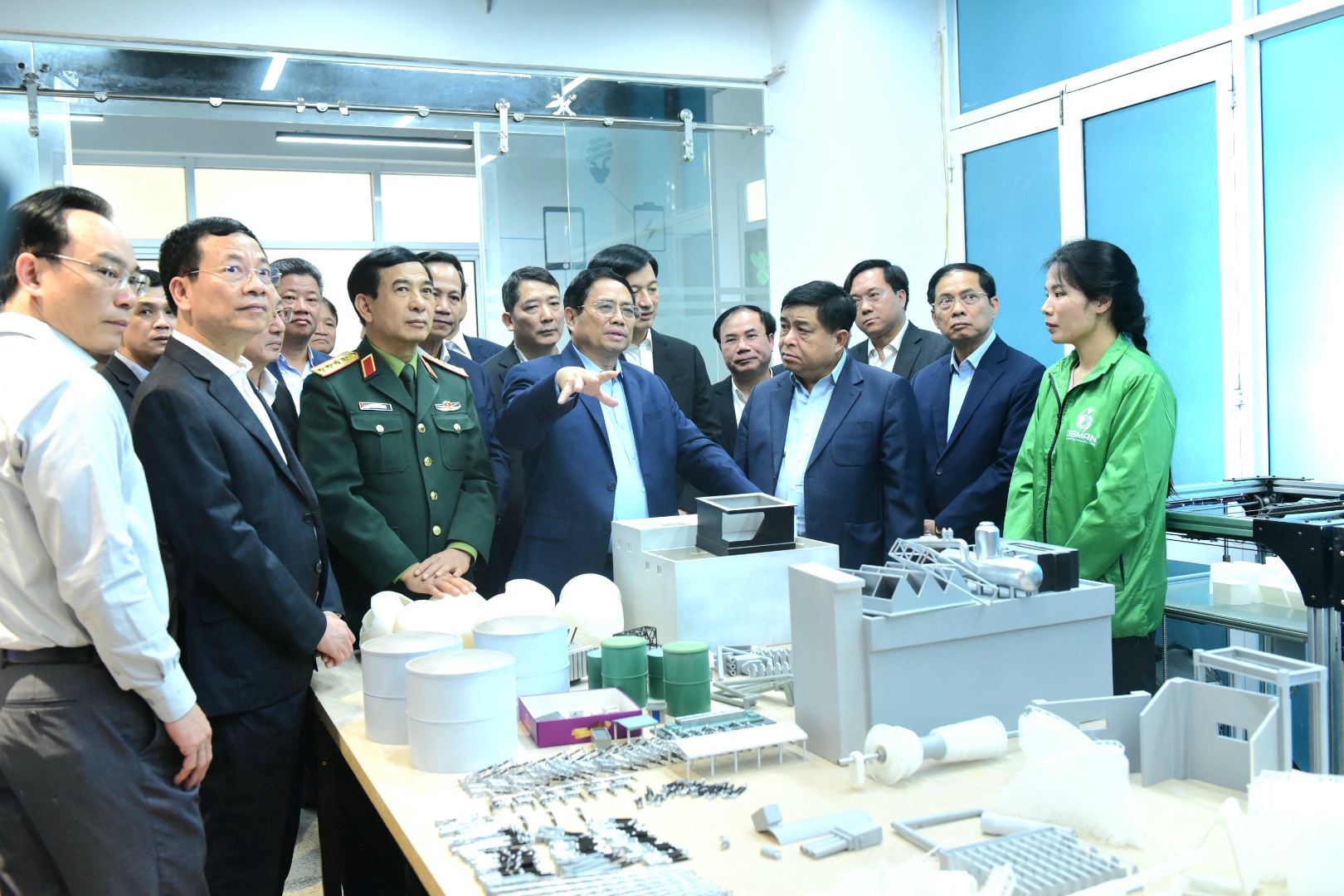 Thủ tướng tham quan đơn vị in bằng công nghệ 3D phục vụ cho công tác y tế tại Trung tâm Đổi mới sáng tạo quốc gia Việt Nam.