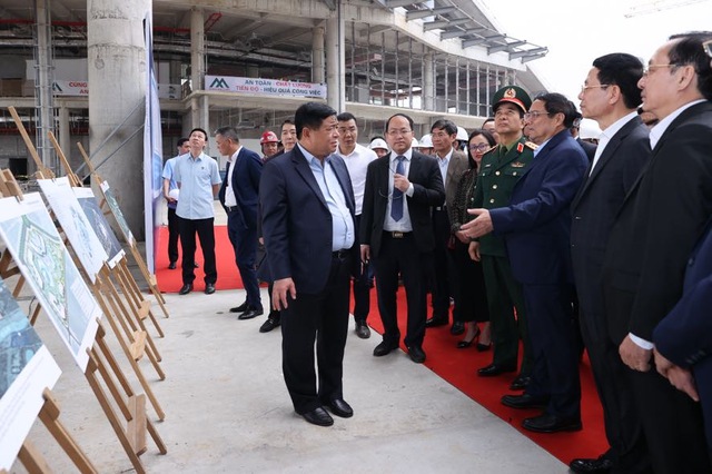 Thủ tướng Ch&iacute;nh phủ thăm cơ sở Trung t&acirc;m Đổi mới s&aacute;ng tạo Quốc gia tại Khu c&ocirc;ng nghệ cao H&ograve;a Lạc.