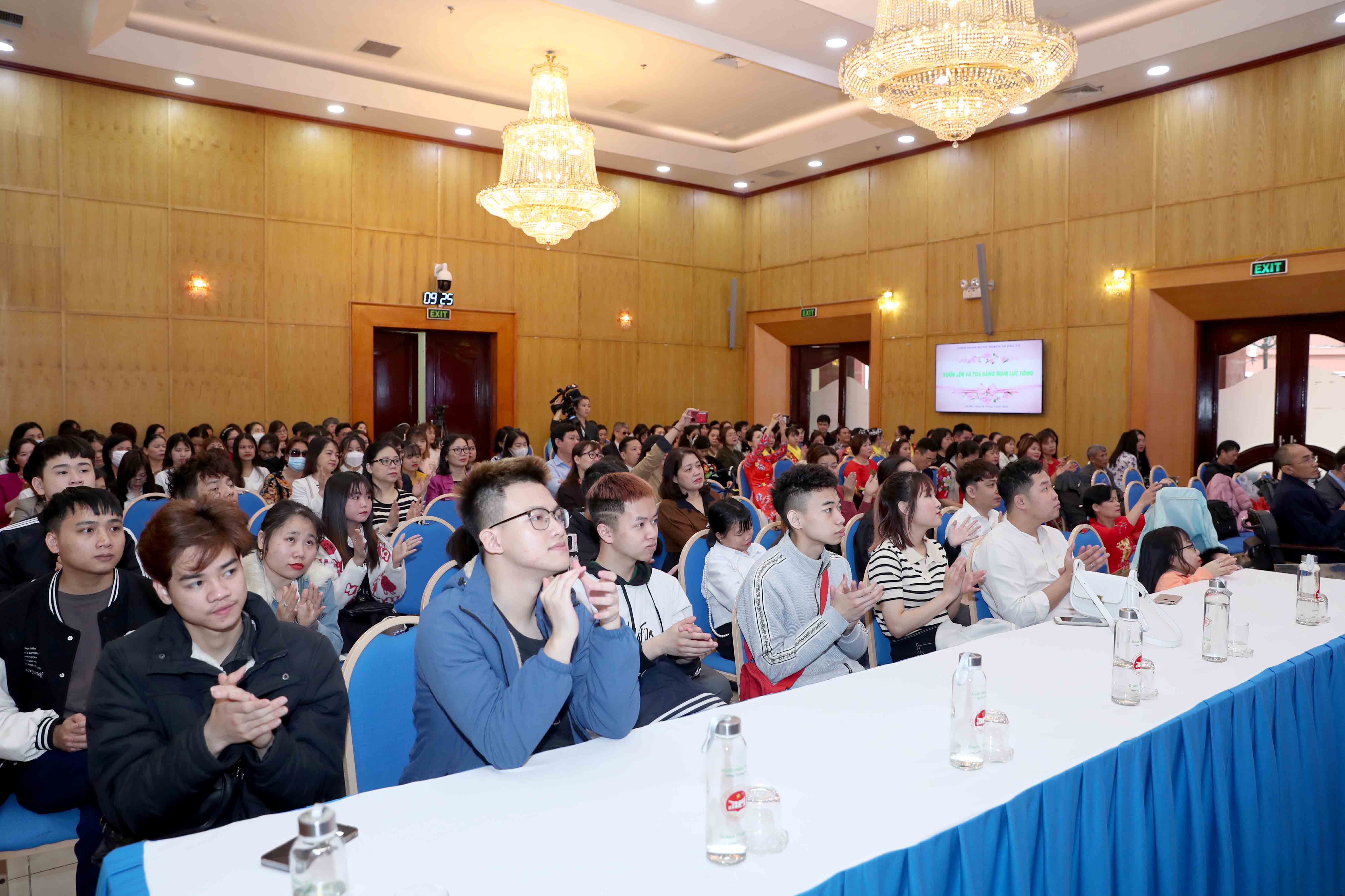 Những năm qua, Việt Nam đ&atilde; cam kết c&aacute;c mục ti&ecirc;u thi&ecirc;n ni&ecirc;n kỷ (SDGs) với c&aacute;c lộ tr&igrave;nh cụ thể. Trong đ&oacute;, c&oacute; nhiều mục ti&ecirc;u đ&atilde; được nỗ lực ho&agrave;n th&agrave;nh trước thời hạn; m&agrave; điển h&igrave;nh l&agrave; c&aacute;c mục ti&ecirc;u về b&igrave;nh đẳng giới v&agrave; ph&aacute;t triển c&aacute;c vấn đề x&atilde; hội.&nbsp;