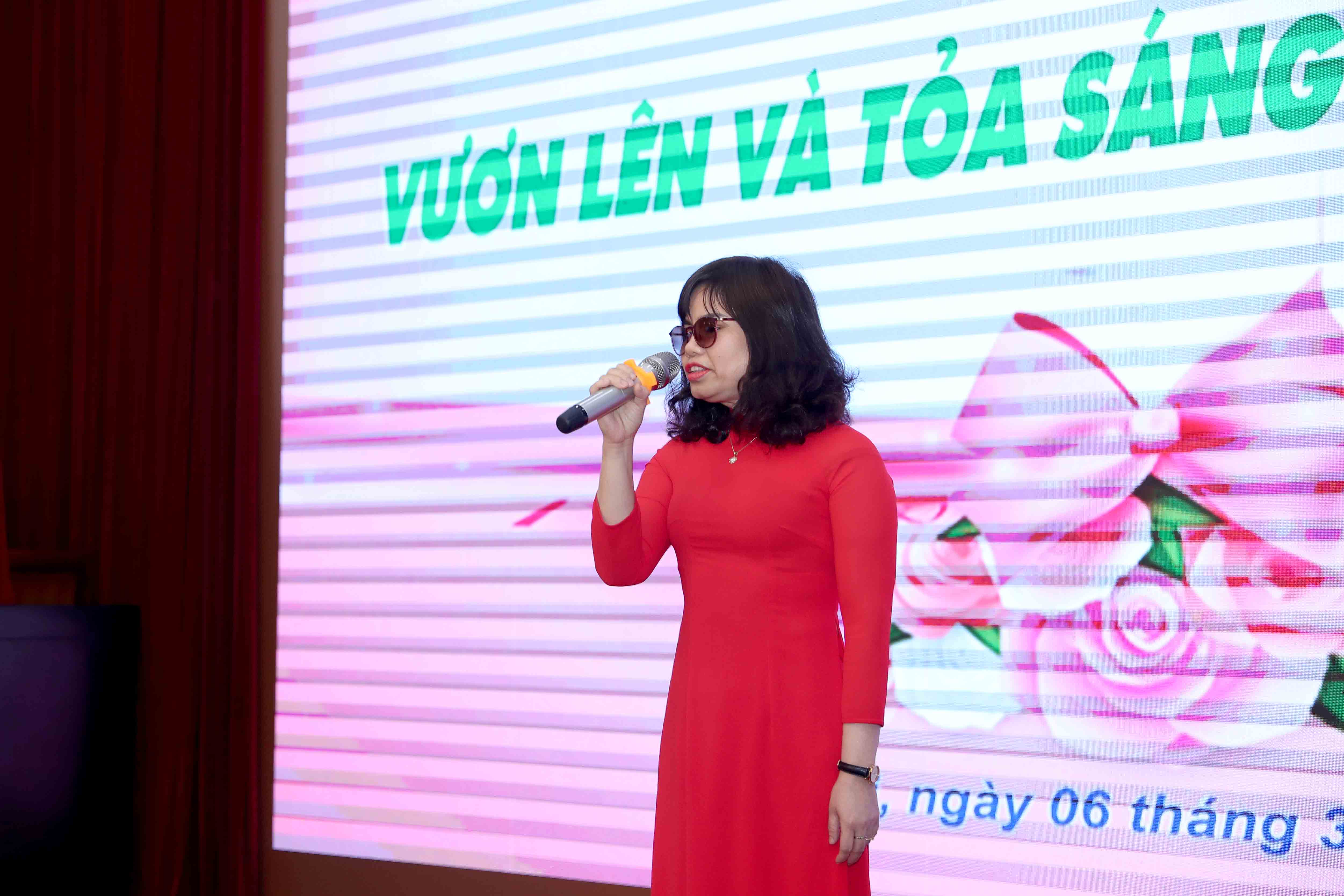 Phó chủ tịch Hội người Mù Việt Nam Đặng Thi Việt Anh thì cho biết, bà luôn ghi nhớ lời động viên của Bộ trưởng Nguyễn Chí Dũng: “Cuộc sống sẽ tốt đẹp hơn nếu chúng ta biết sẻ chia”, nên trong Hội lan tỏa tinh thần “lá rách ít đùm lá rách nhiều”. Cũng theo bà Việt Anh, trong những năm qua, hơn 2 vạn người mù Việt Nam đã được nhận Cây gậy trắng – Chương trình do Bộ Kế hoạch và Đầu tư đã khởi sướng và trao tặng, tạo điểm tựa tinh thần và vật chất cho cộng đồng người khiếm thị hòa nhập với cuộc đời…