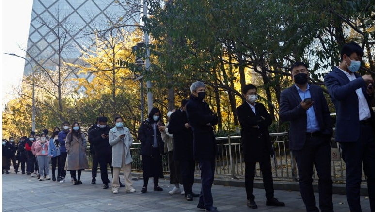 Xét nghiệm hàng loạt là một trong những biện pháp ngăn chặn Covid-19 đã áp lực lớn lên tình hình tài chính của chính quyền các địa phương ở Trung Quốc - Ảnh: Reuters