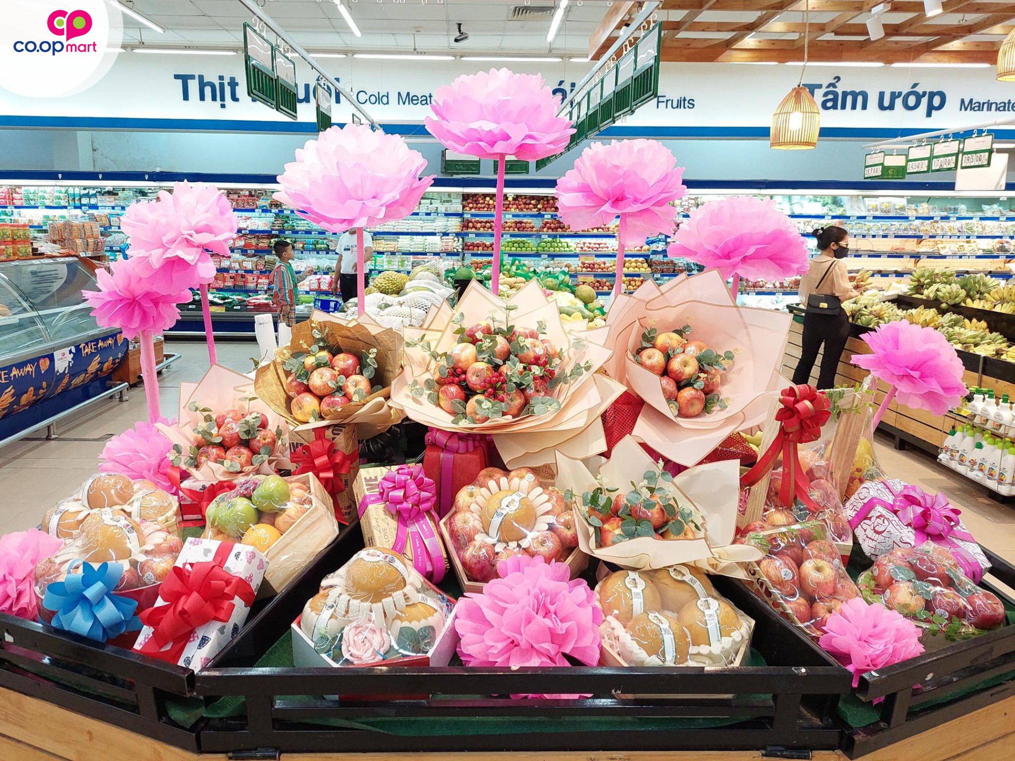 Nhiều hệ thống cửa h&agrave;ng, si&ecirc;u thị đ&atilde; triển khai c&aacute;c ưu đ&atilde;i khuyến m&atilde;i cho c&aacute;c mặt h&agrave;ng may mặc, mỹ phẩm, trang sức&hellip; v&agrave; cả thực phẩm tươi sống.