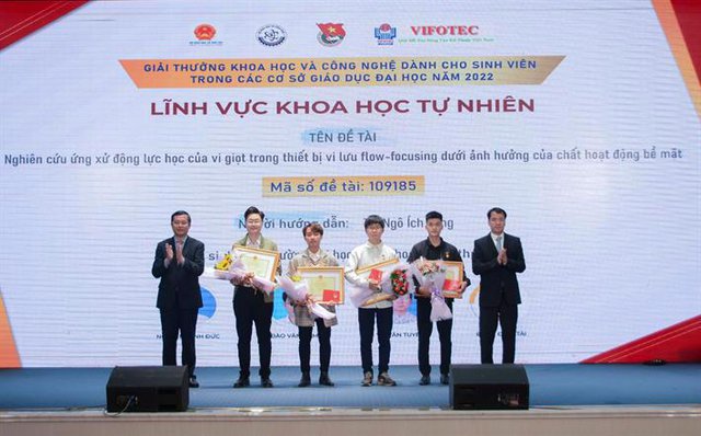 Tôn vinh các cá nhân, tập thể có thành tích xuất sắc trong hoạt động nghiên cứu khoa học của sinh viên năm 2022.