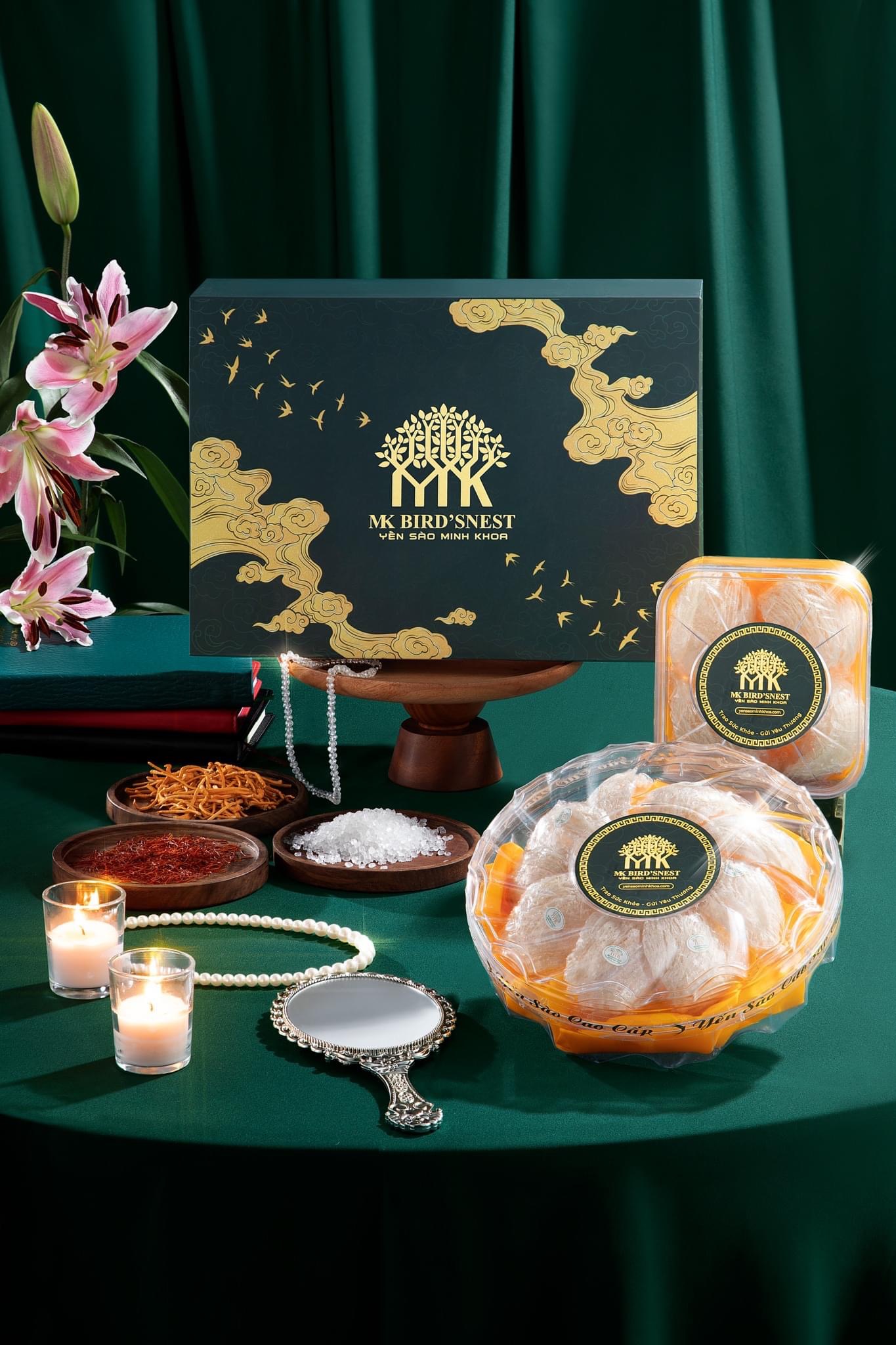 Đ&acirc;y l&agrave; một trong những d&ograve;ng cao cấp đạt chuẩn xuất khẩu của MK Bird'snest. MK đ&atilde; chọn lọc tỉ mỉ từ kh&acirc;u h&aacute;i tổ, nhặt, sấy, đ&oacute;ng bao b&igrave;...đảm bảo giữ dinh dưỡng tốt nhất.