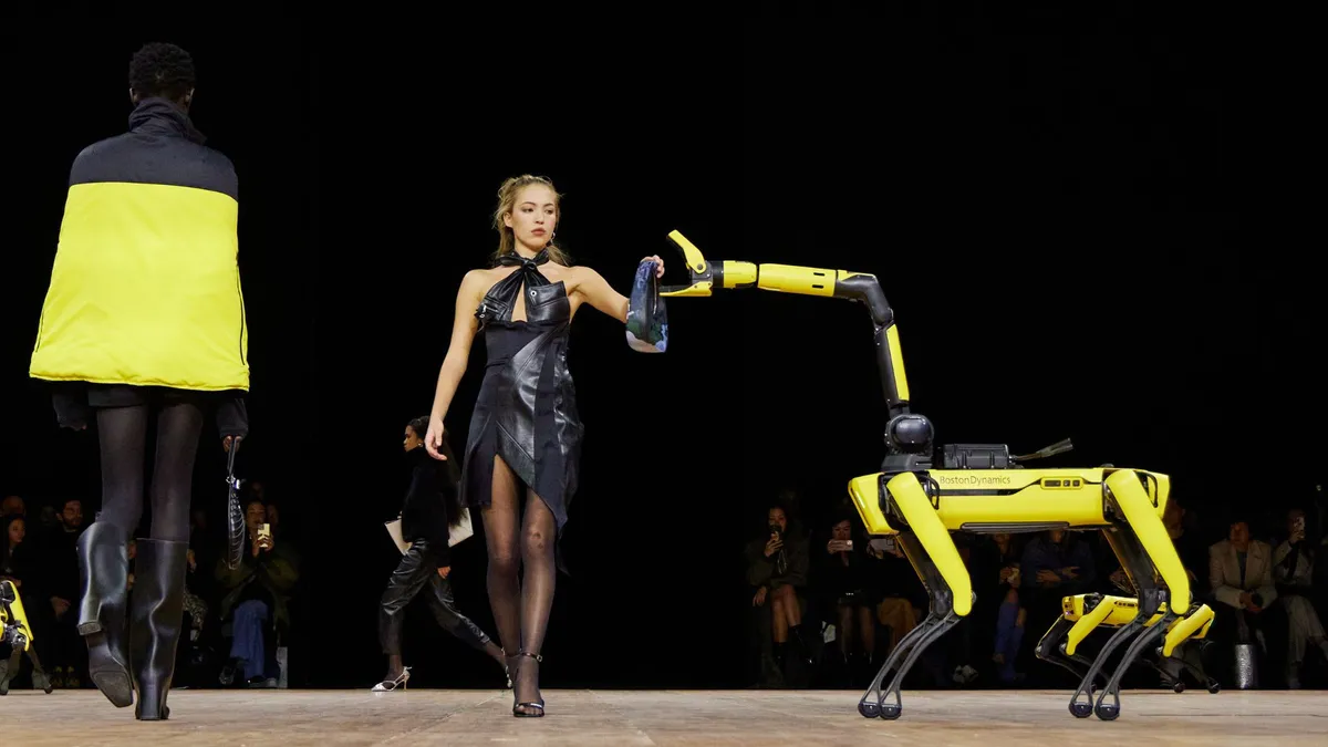 Có tất cả 5 chú chó robot, đều được đặt tên là Spot và có màu vàng chanh rực rỡ giống như chiếc Sony Walkman Sports của những năm 1980.
