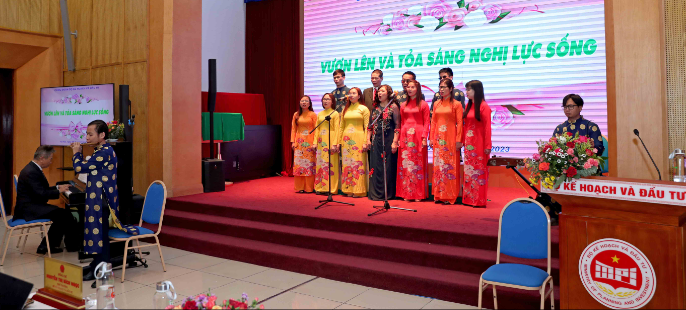 Nhóm Hợp ca Hy vọng do Giáo sư Tôn Thất Triêm dẫn dắt với các thành viên là người khiếm thị, người đang phải chạy thận 1 tuần 3 lần, gây xúc động người nghe.