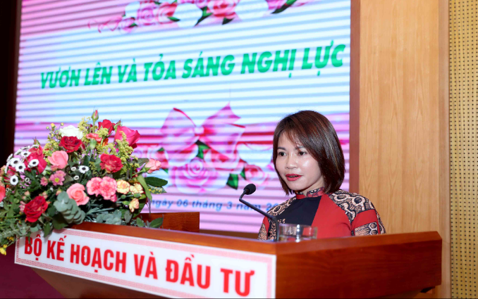 C&ocirc; g&aacute;i c&oacute; gương mặt tươi s&aacute;ng v&agrave; nụ cười th&acirc;n thiện Trần Thị Thuần chia sẻ, sau những trăn trở l&agrave;m g&igrave; v&agrave; l&agrave;m như thế n&agrave;o để tạo được việc l&agrave;m ph&ugrave; hợp v&agrave; ổn định cho người khuyết tật đ&atilde; th&uacute;c đẩy th&agrave;nh lập HTX T&acirc;m Ngọc năm 2019, l&uacute;c đầu với 7 th&agrave;nh vi&ecirc;n, để dấn bước v&agrave;o thương trường. Sau 4 năm g&acirc;y dựng, HTX T&acirc;m Ngọc đang tạo việc l&agrave;m cho 41 người lao động, chủ yếu l&agrave; người khuyết tật tr&ecirc;n địa b&agrave;n TP. H&agrave; Nội. Trở về với Bộ Kế hoạch v&agrave; Đầu tư, lần n&agrave;o Trần Thị Thuần cũng chia sẻ, c&ocirc; như đang được trở về &ldquo;Ng&ocirc;i nh&agrave; th&acirc;n y&ecirc;u&rdquo; của m&igrave;nh, bởi từ bước đường khởi nghiệp đầu ti&ecirc;n, T&acirc;m Ngọc đ&atilde; nhận được sự động vi&ecirc;n, hỗ trợ của Bộ trưởng Nguyễn Ch&iacute; Dũng v&agrave; c&aacute;c th&agrave;nh vi&ecirc;n thuộc Bộ.&nbsp;