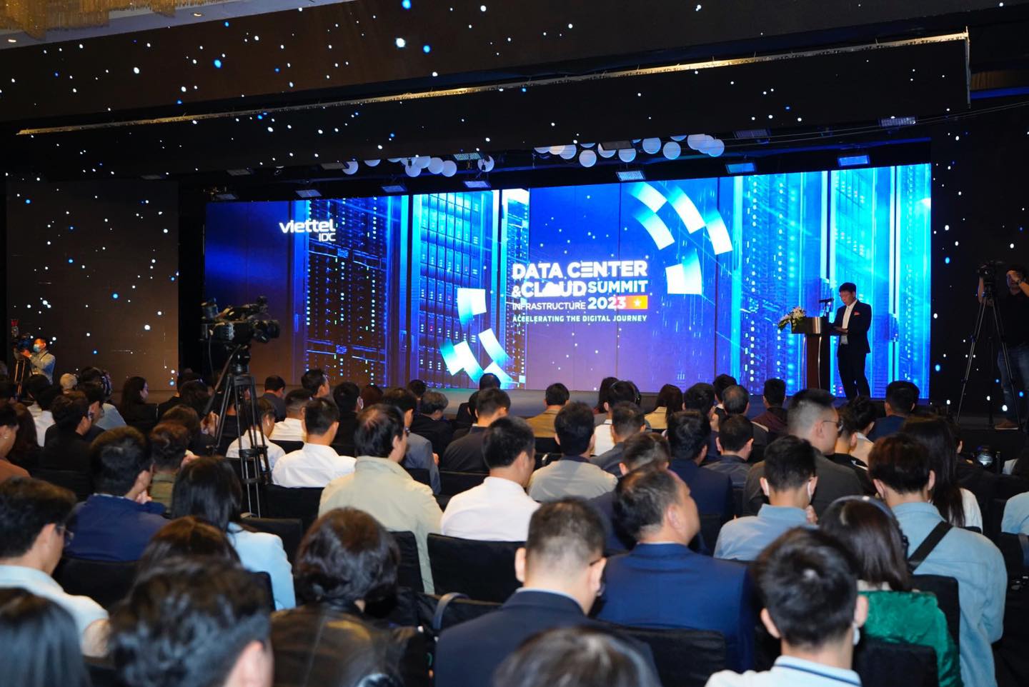 C&aacute;c chuy&ecirc;n gia chia sẻ tại Diễn đ&agrave;n Data Center & Cloud Infrastructure (DCCI Summit 2023).