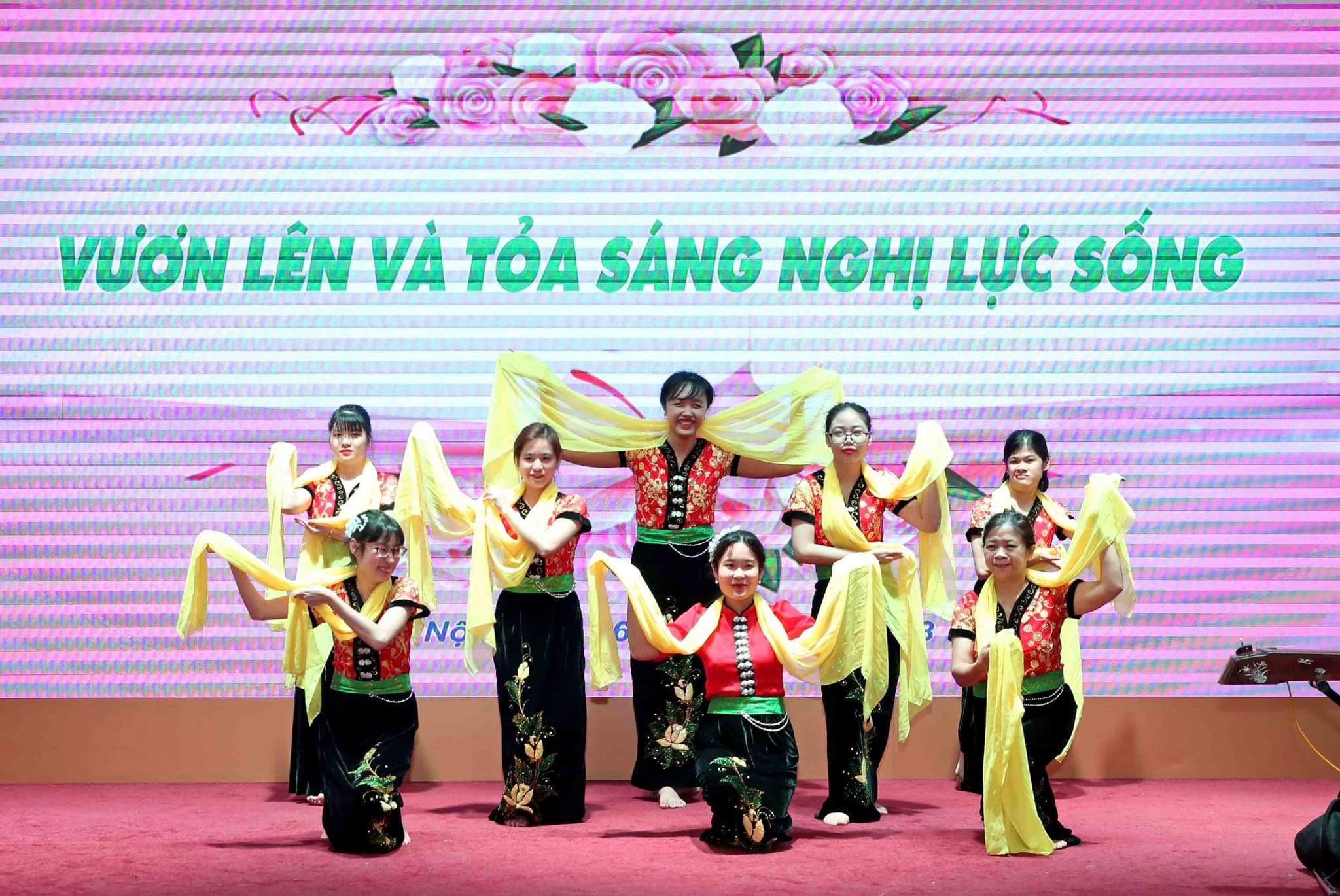 Tiết mục văn nghệ chào mừng do nhóm yếu thế biểu diễn.