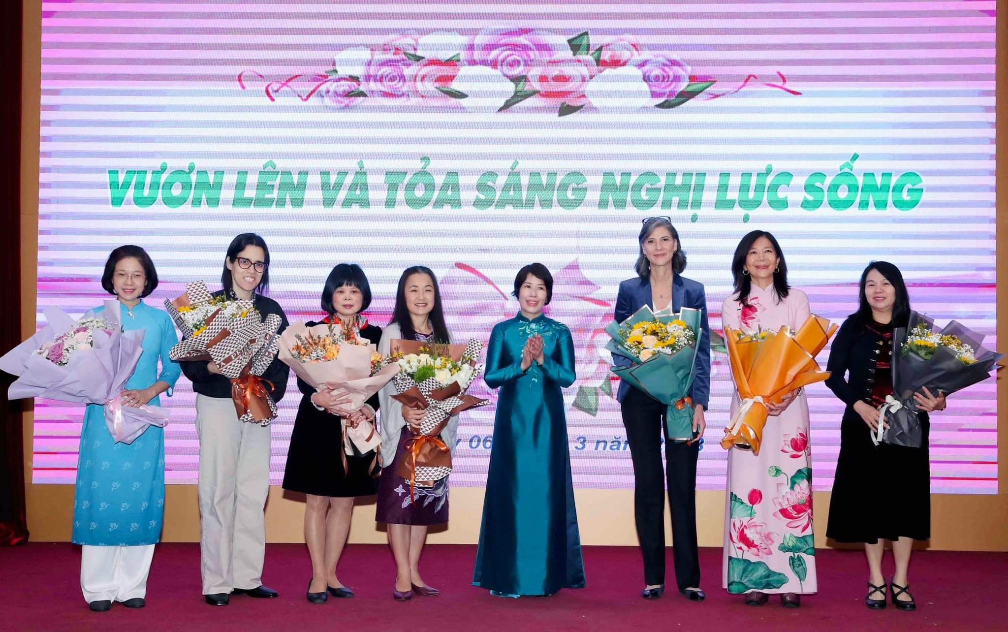 Đ&aacute;nh gi&aacute; cao nỗ lực tự th&acirc;n vươn l&ecirc;n của người yếu thế, l&atilde;nh đạo Bộ Kế hoạch v&agrave; Đầu tư mong mỏi, c&aacute;c tổ chức quốc tế sẽ tiếp tục d&agrave;nh t&igrave;nh cảm ấm &aacute;p đến đất nước, con người Việt Nam, tiếp tục đồng h&agrave;nh c&ugrave;ng Bộ Kế hoạch v&agrave; Đầu tư trong c&aacute;c nỗ lực cụ thể, x&acirc;y dựng cuộc sống tốt đẹp hơn cho tất cả mọi người.