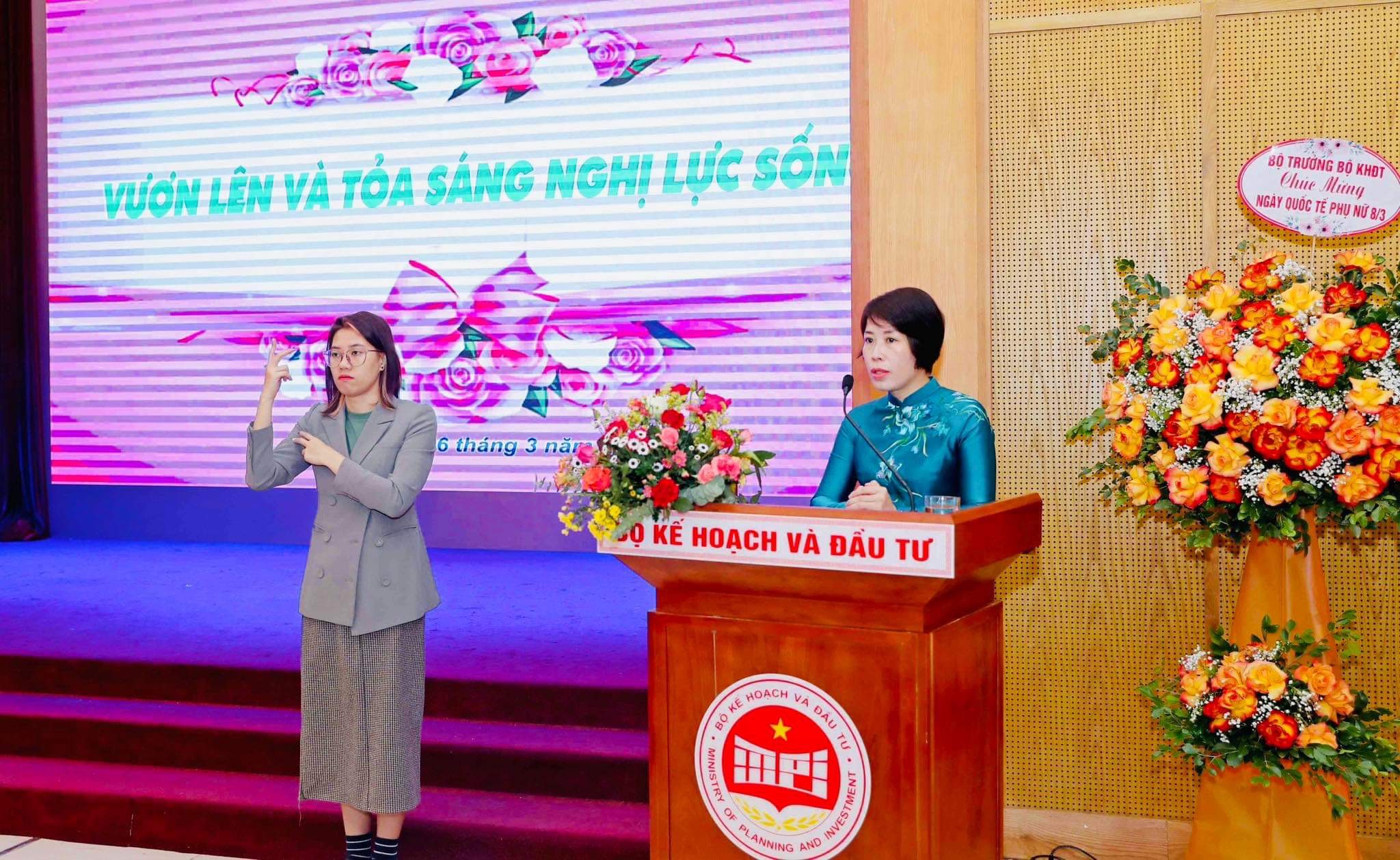 Phát biểu tại sự kiện, Thứ trưởng Bộ Kế hoạch và Đầu tư Nguyễn Thị Bích Ngọc (người ngoài cùng ảnh bên phải) chia sẻ, bà rất xúc động khi lắng nghe lời ca, tiếng đàn của các nhóm yếu thế, đặc biệt là nhóm Hợp ca Hy vọng. “Những bản nhạc, lời ca đẹp đẽ của người khuyết tật làm rung động lòng người, là tấm gương lan tỏa nghị lực sống và tinh thần phấn đấu cho cuộc sống tốt đẹp hơn”, Thứ trưởng nói.