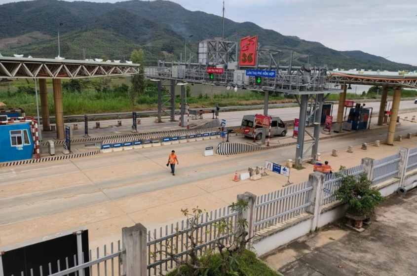 Nhiều đoạn tuyến BOT tại Bình Định hư hỏng nặng vì mưa lũ nhưng chủ đầu tư dự án BOT chây ỳ chưa sửa chữa mà vẫn thu phí.