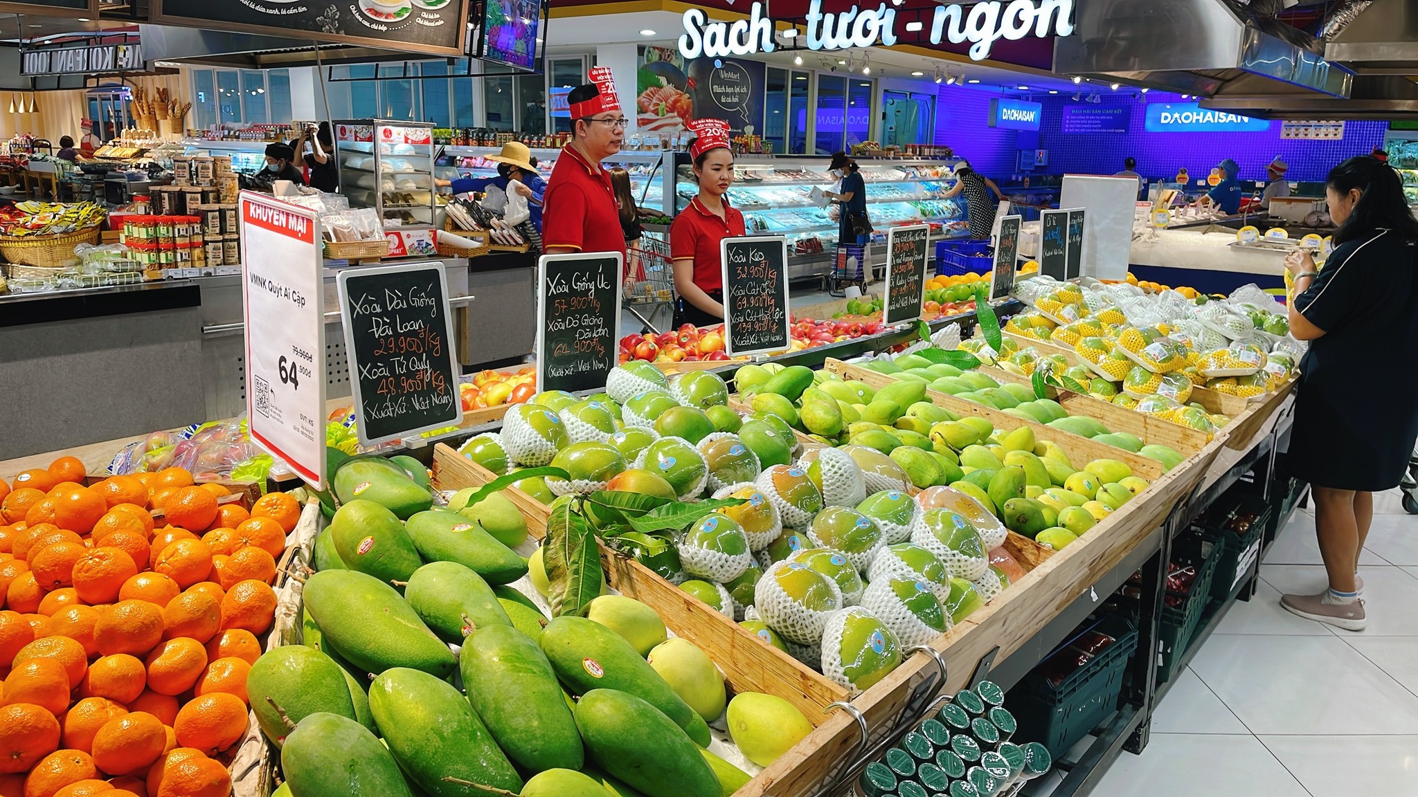 Người ti&ecirc;u d&ugrave;ng quan t&acirc;m c&aacute;c mặt h&agrave;ng thiết yếu, giảm gi&aacute;, khuyến m&atilde;i v&agrave; c&oacute; sự so s&aacute;nh gi&aacute; để chi ti&ecirc;u tiết kiệm, hiệu quả hơn.