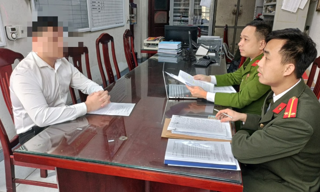 Công an làm việc với trường hợp vi phạm. Ảnh: Công an tỉnh Bắc Giang.