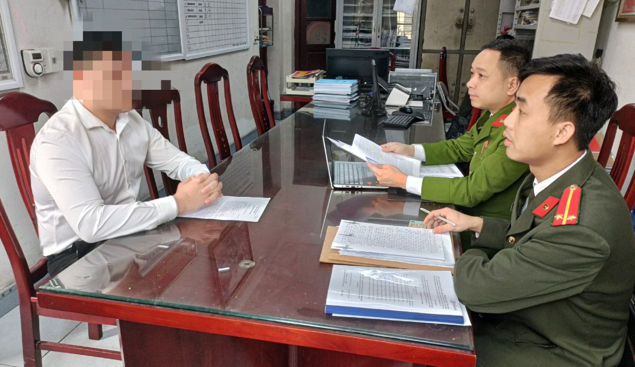 Công an làm việc với trường hợp vi phạm. Ảnh: Công an tỉnh Bắc Giang.