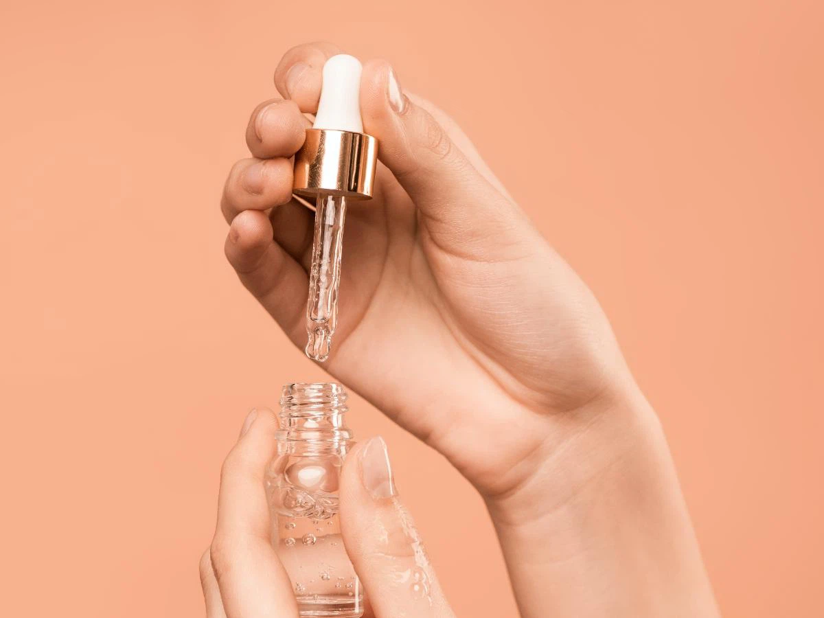 Nhiều lọ tế b&agrave;o gốc được rao b&aacute;n tr&ecirc;n mạng với quảng c&aacute;o chữa b&aacute;ch bệnh, nhưng thực tế c&oacute; thể dẫn đến 