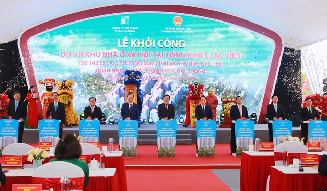 Phó Thủ tướng Chính phủ Trần Lưu Quang và các đại biêu thực hiện nghi thức khởi công dự án nhà ở xã hội tại Hải Phòng 