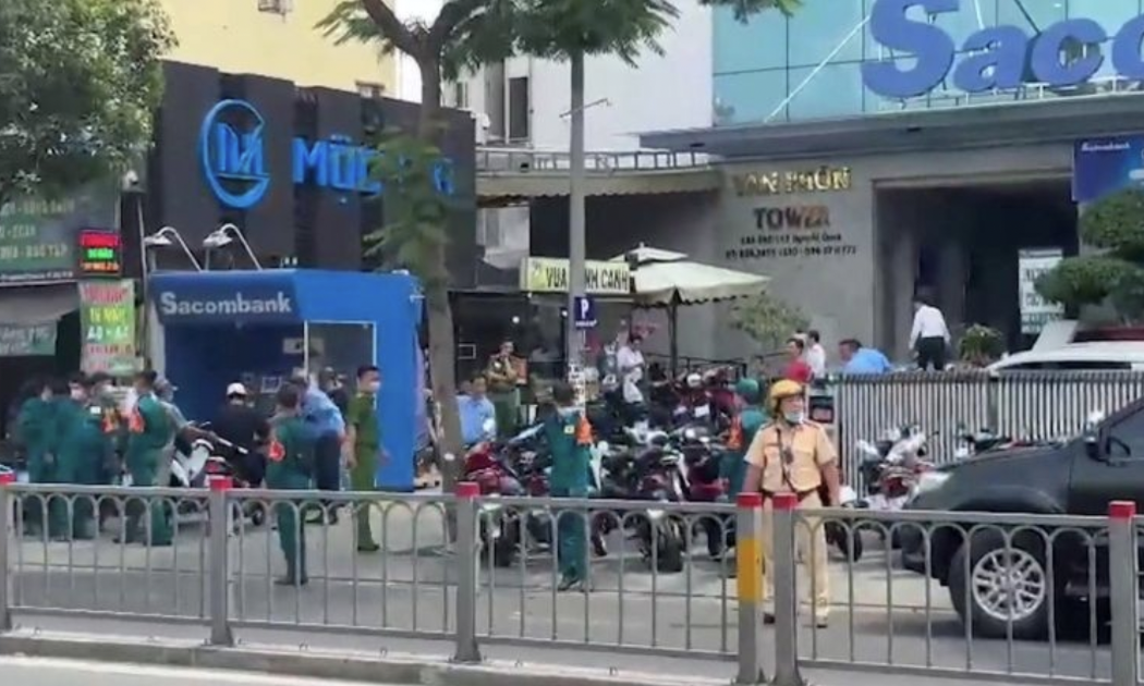 Công an phong tỏa hiện trường tại tòa nhà đặt trụ sở của Công ty cổ phần Kinh doanh F88.