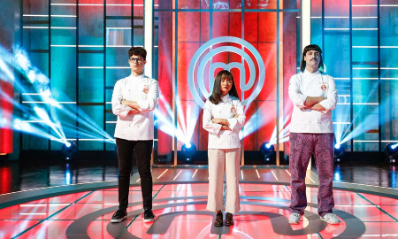 Đinh Thị Huế cùng với quán quân Edoardo Franco và đồng Á quân Antonio Gargiulo tại chung kết Masterchef Italia 2023. Ảnh: Masterchef Italia