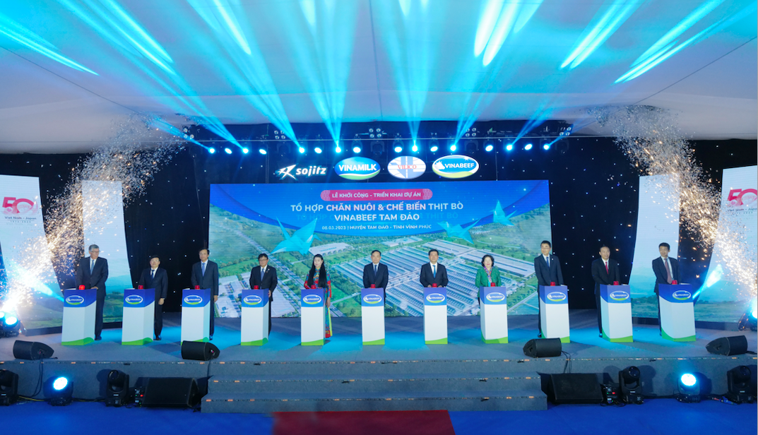 Các đại biểu ấn nút khởi côngTổ hợp chăn nuôi và Chế biến thịt bò Vinabeef Tam Đảo.
