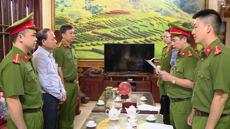 Cơ quan Cảnh sát điều tra thi hành lệnh bắt, tạm giam bị can Cầm Bá Xuân, nguyên Chủ tịch UBDN huyện Thường Xuân