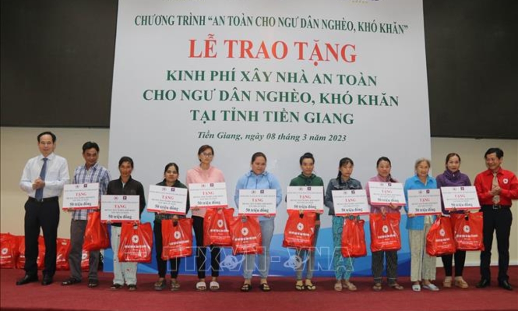 Trao hỗ trợ tượng trưng cho người dân. Ảnh - TTXVN.