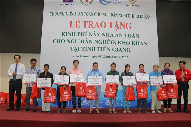 Trao hỗ trợ tượng trưng cho người dân. Ảnh - TTXVN. 