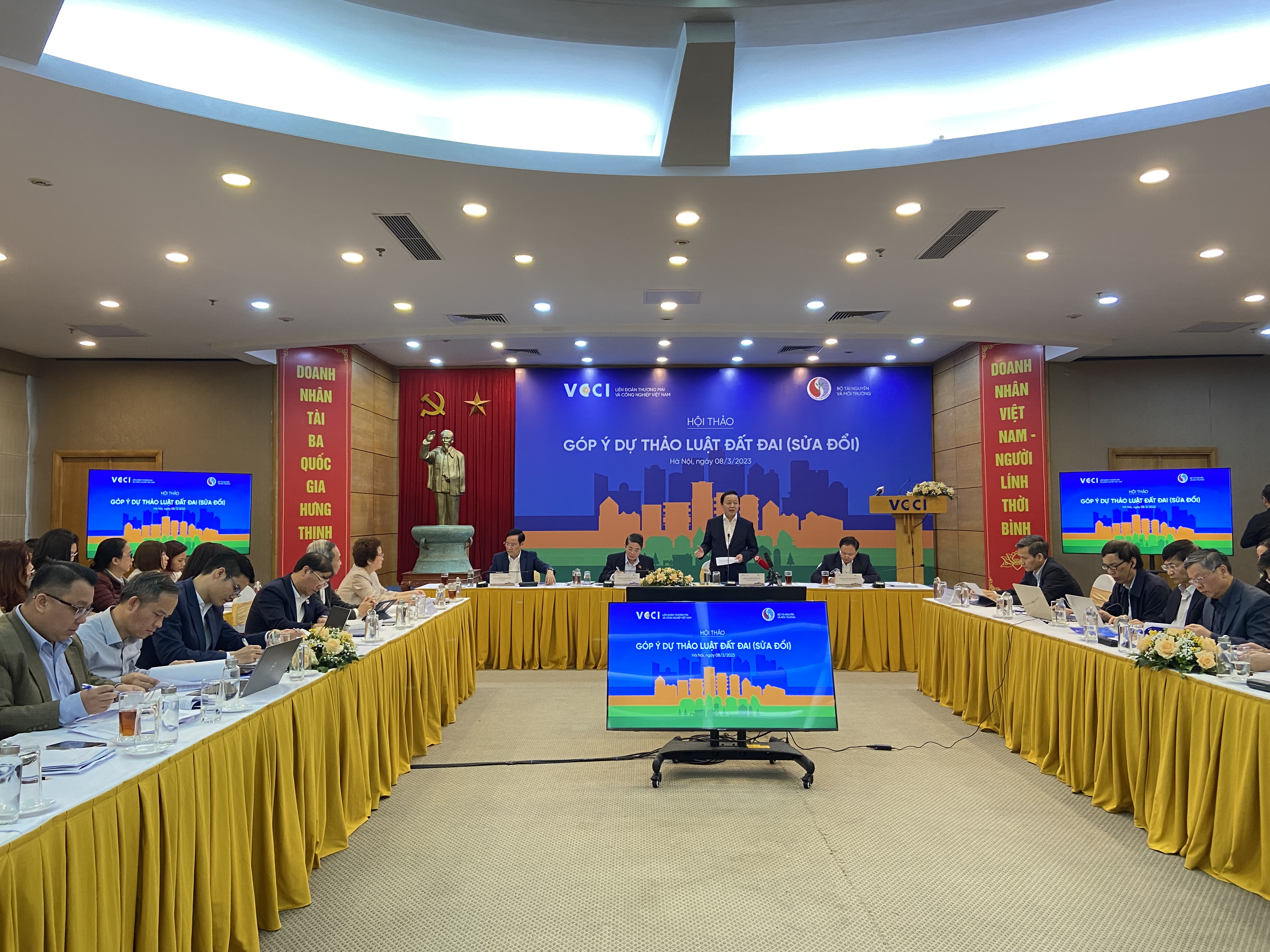 Ph&oacute; Thủ tướng Ch&iacute;nh phủ Trần Hồng H&agrave; ph&aacute;t biểu tại hội thảo.