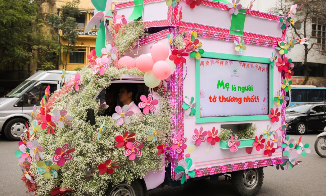 Chiếc xe mang những chiếc chong chóng giúp mẹ con chị Ngọc gần gũi với nhau hơn.