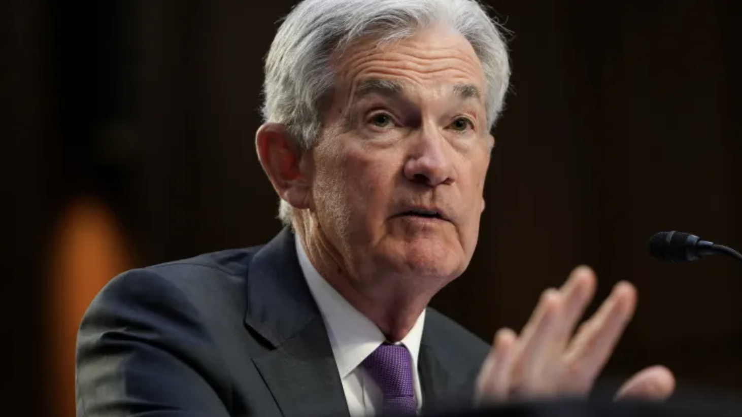 Chủ tịch Fed Jerome Powell trong cuộc điều trần tại Thượng viện Mỹ hôm 7/3 - Ảnh: Reuters.