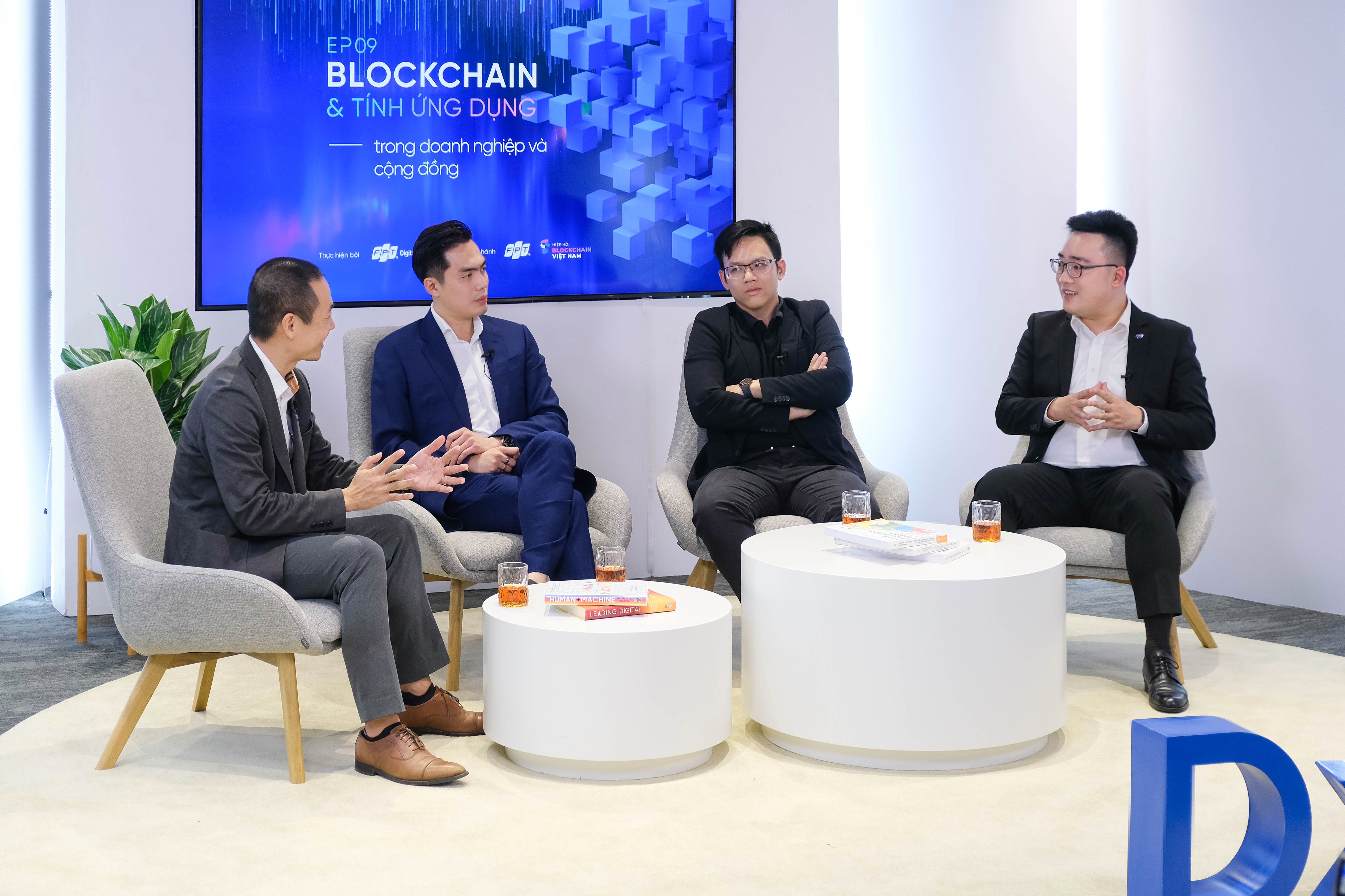 Các chuyên gia trong chương trình DxTalks về chủ đề “Blockchain và tính ứng dụng trong doanh nghiệp và cộng đồng” do FPT Digital tổ chức
