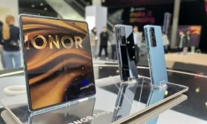 Honor Magic Vs đang được trưng bày tại Mobile World Congres ở Barcelona. Thiết bị trị giá gần 1.700 USD là nỗ lực của Honor nhằm cạnh tranh với Samsung trên thị trường smartphone màn hình gập.