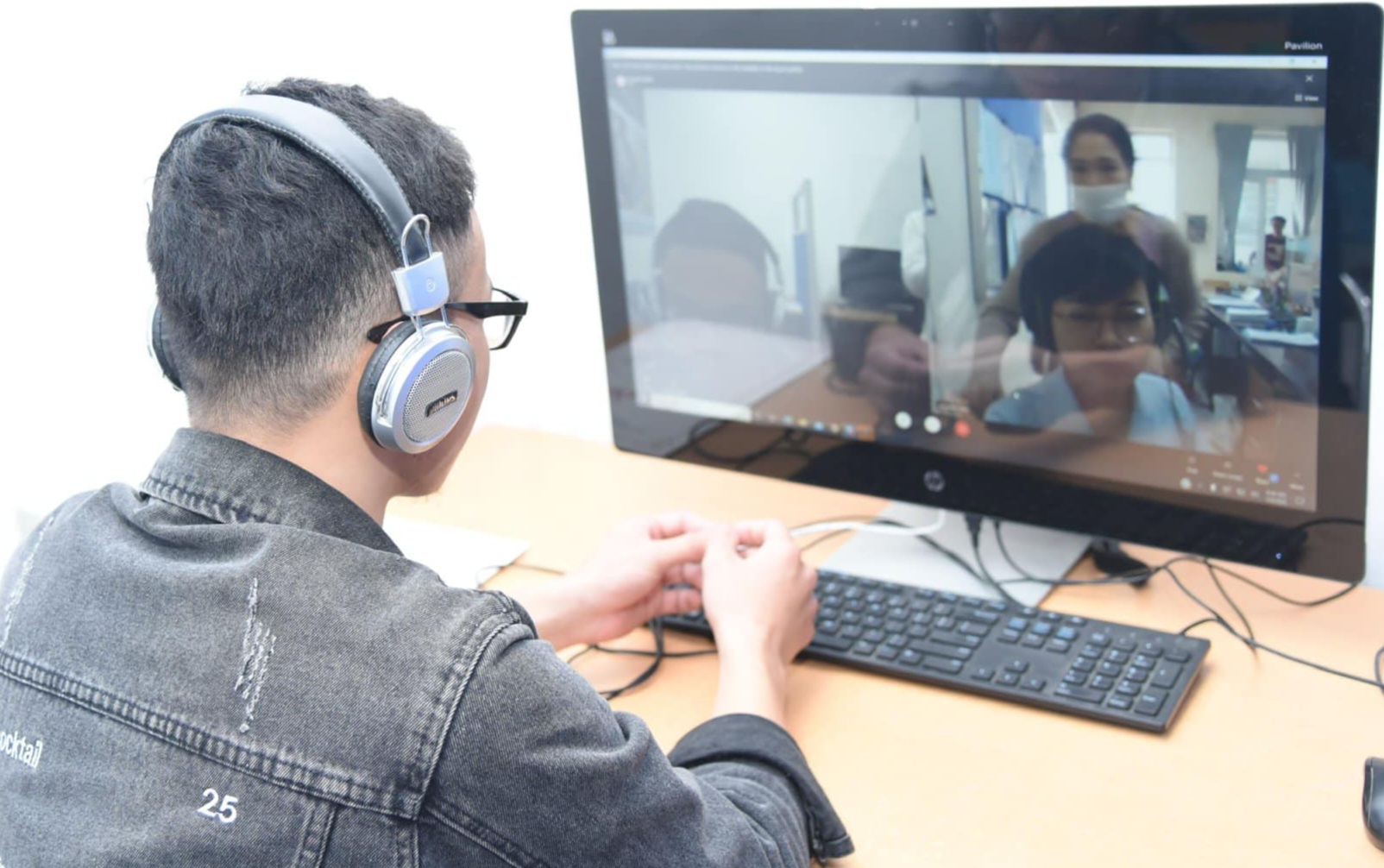 Người lao động được kết nối phỏng vấn online. 