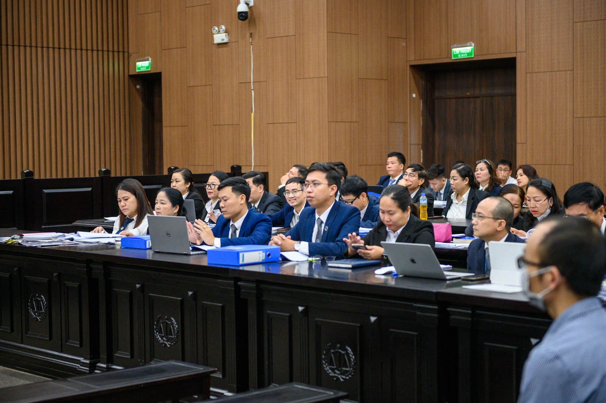 Dàn luật sư tham gia tố tụng. Ảnh: H.N.