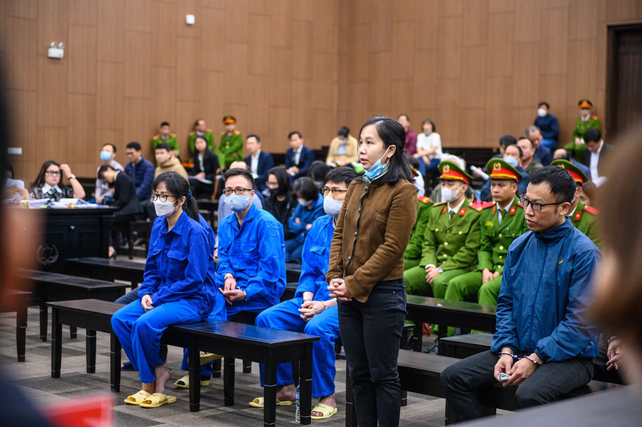 Các bị cáo hầu tòa sáng 9/3. Ảnh: H.N