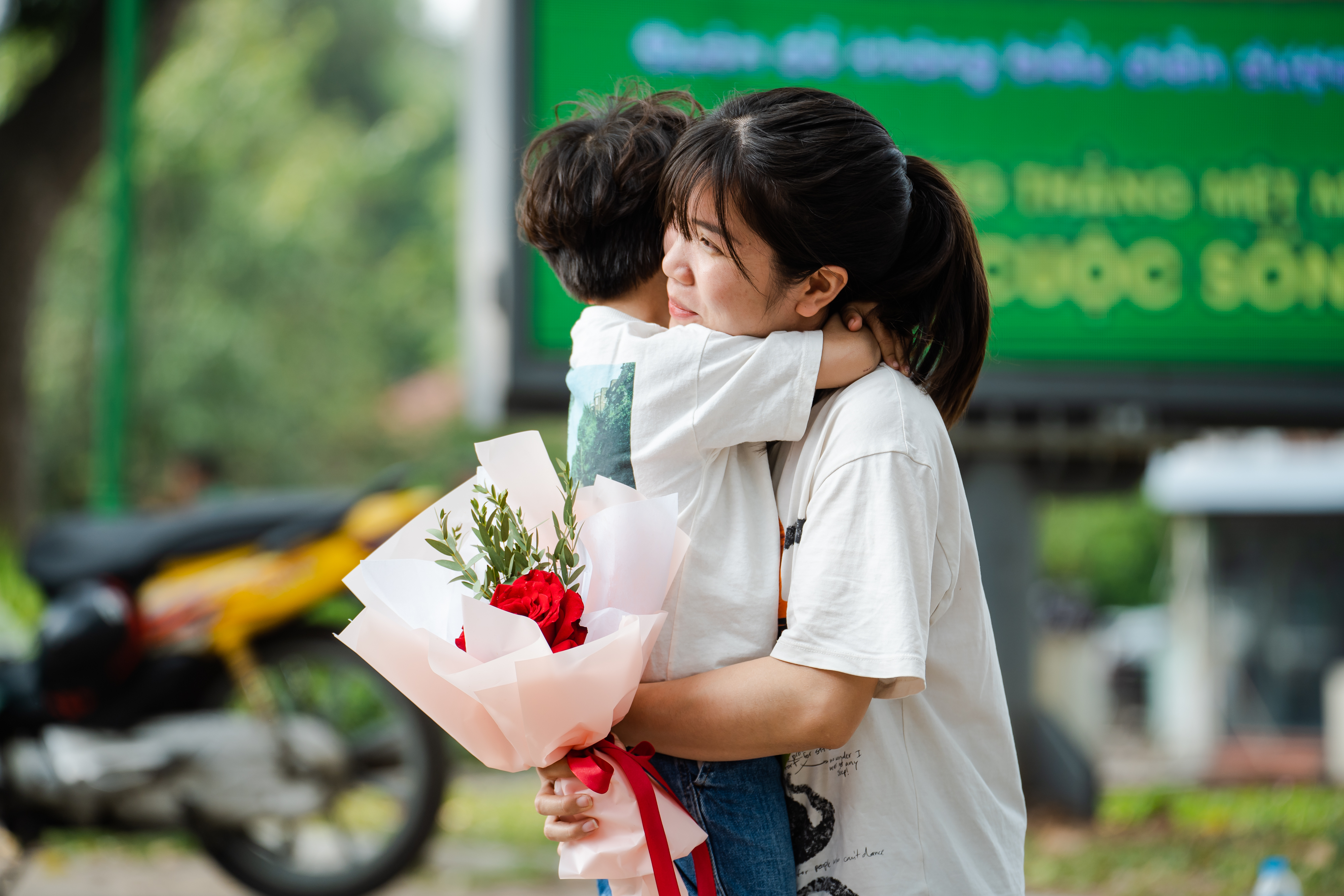 Một b&agrave; mẹ rung rung x&uacute;c động khi được nhận hoa v&agrave; c&aacute;i &ocirc;m từ con.