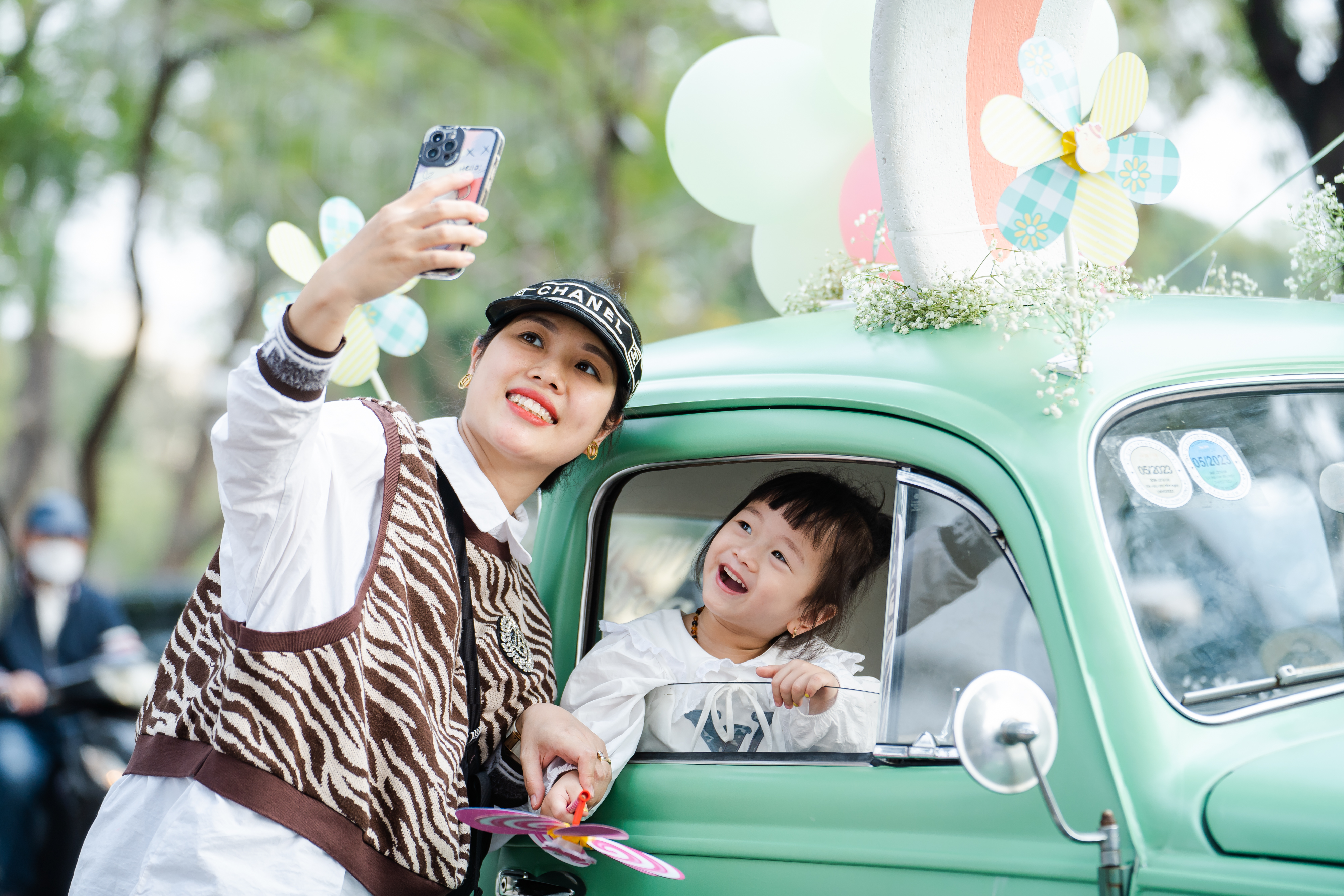 Khoảnh khắc mẹ con gần gũi, gắn kết với nhau hơn.