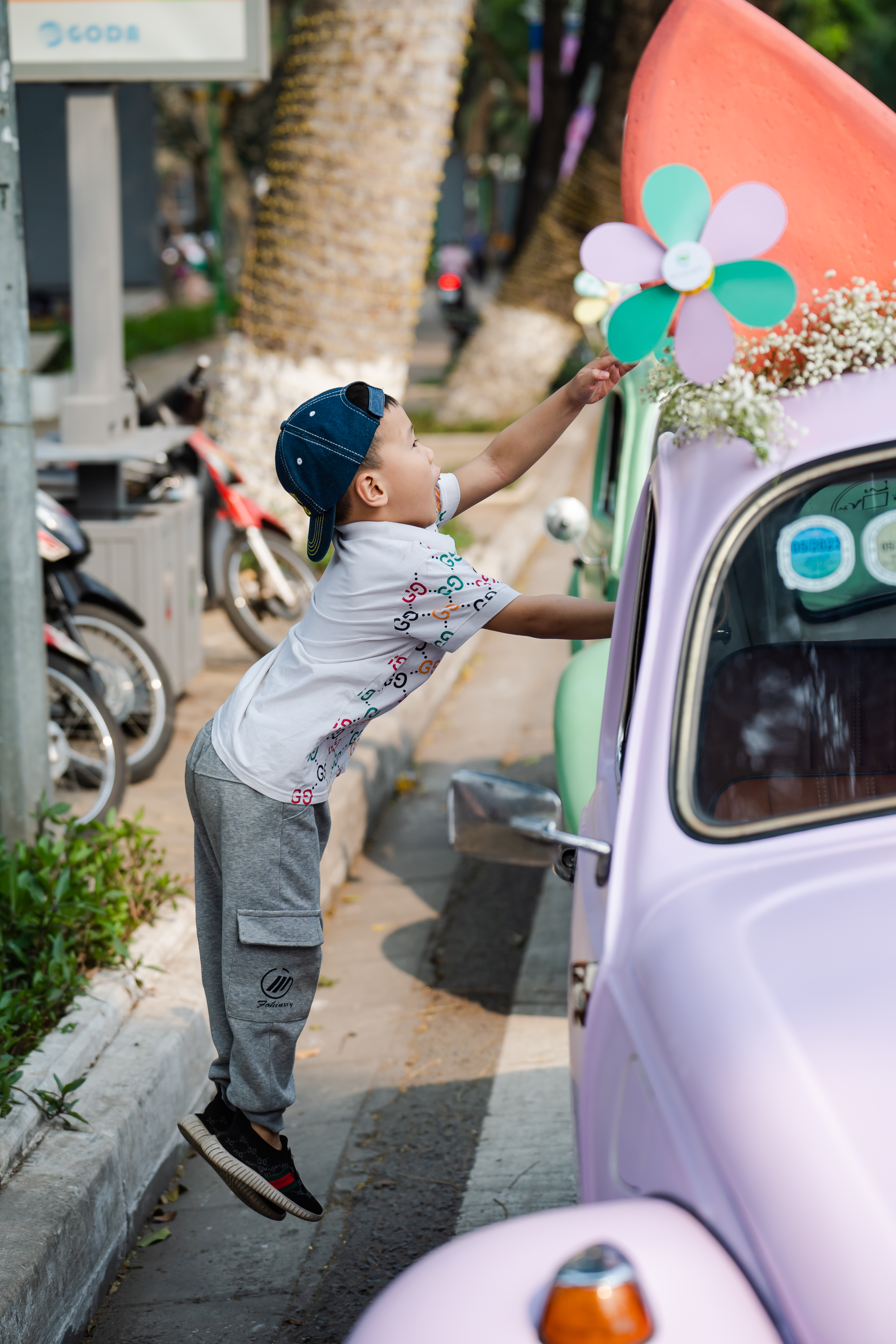 Cậu bé thích thú với những chiếc chong chóng.