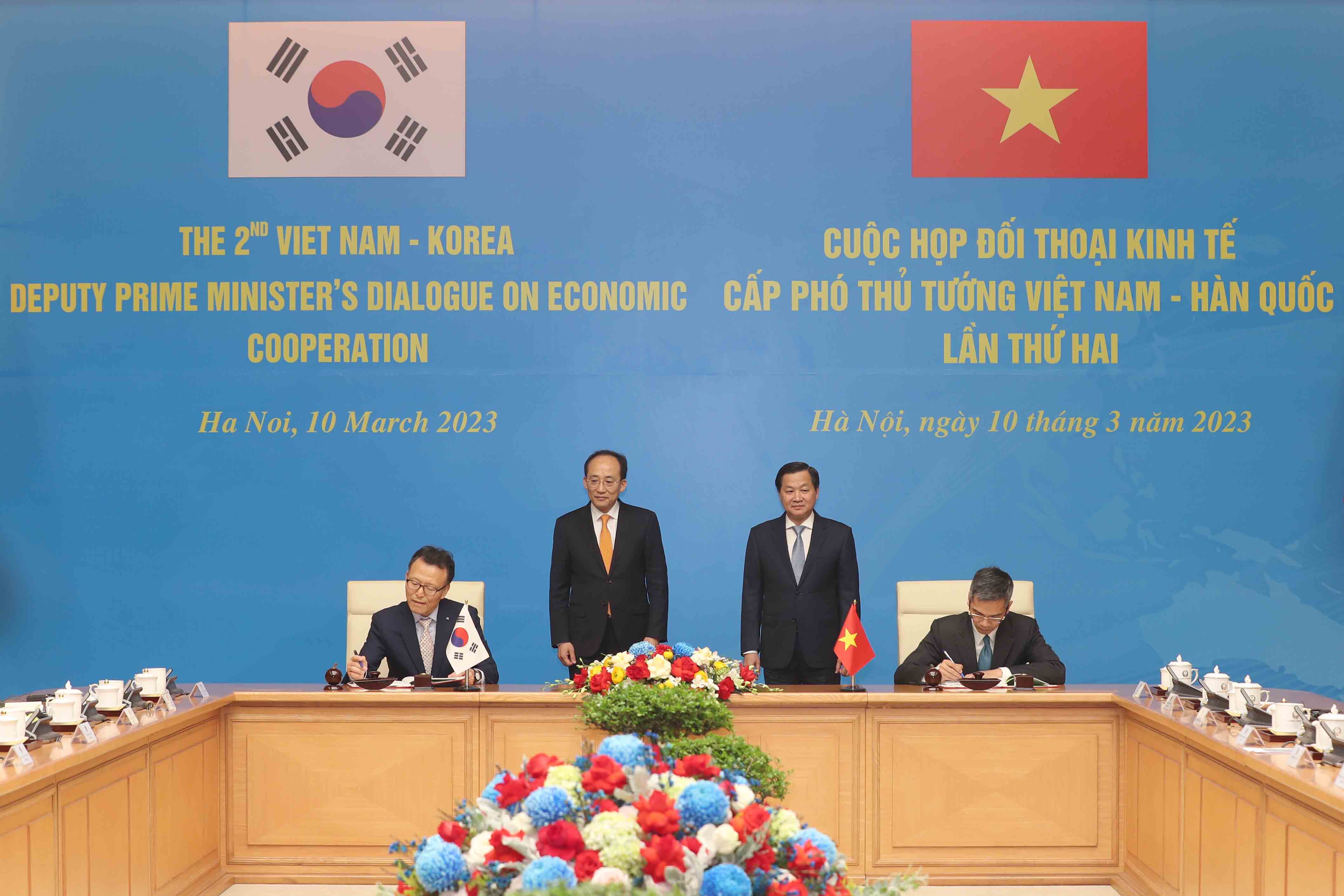 Ph&oacute; Thủ tướng hai nước chứng kiến lễ k&yacute; kết thỏa thuận hợp t&aacute;c.